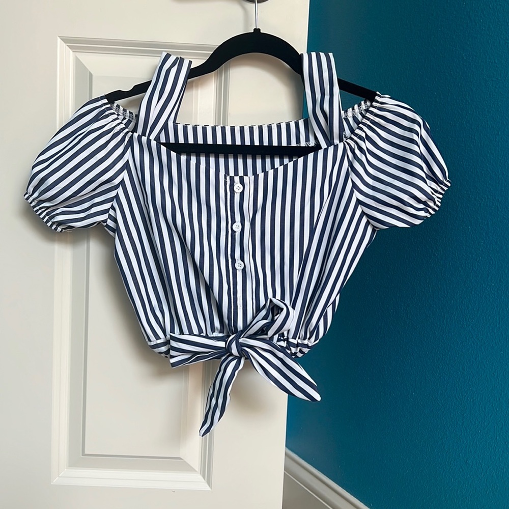 Cropped Blouse with off the shoulder sleeves